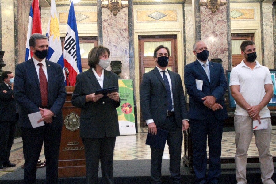 Presidente de la República junto a autoridades de Correo Uruguayo e INBA