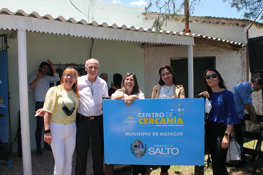 Autoridades de Correo Uruguayo junto al cartel del Centro de Cercanía