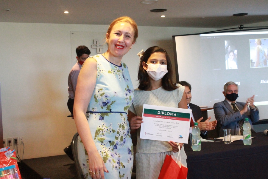 Escolar premiada y Vicepresidenta de AEU