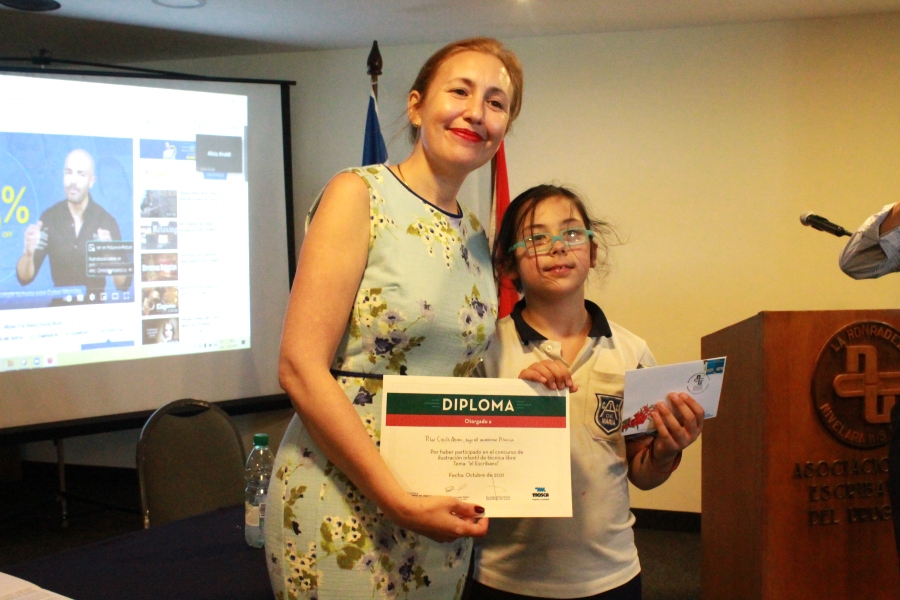 Escolar premiada y Vicepresidenta de AEU