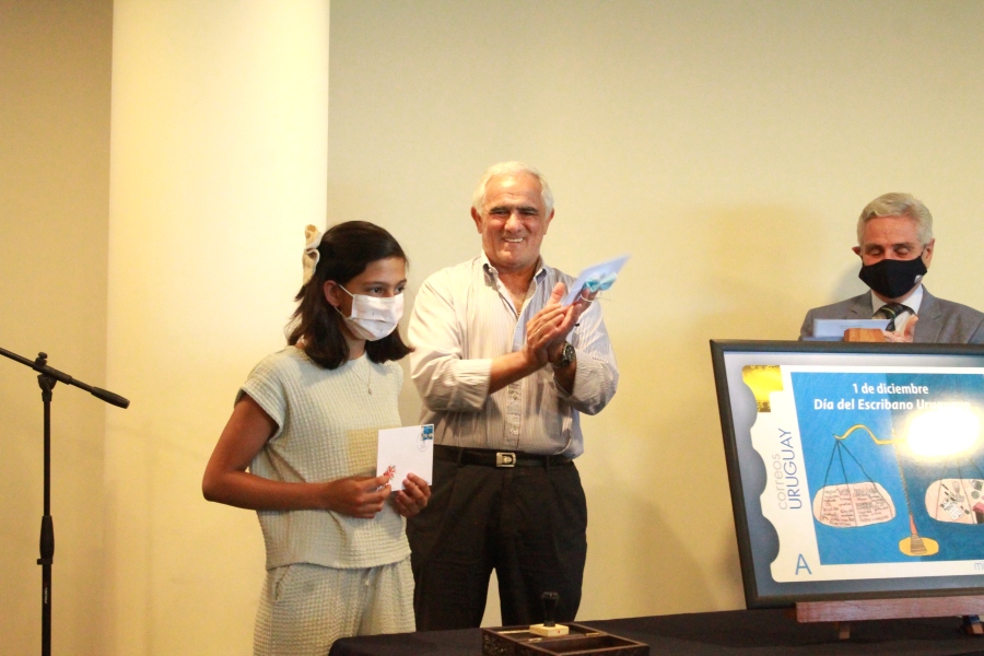 Escolar premiada junto a Directorio de Correo Uruguayo