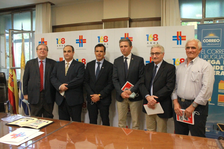 Autoridades de Correo Uruguayo y Asociación Española