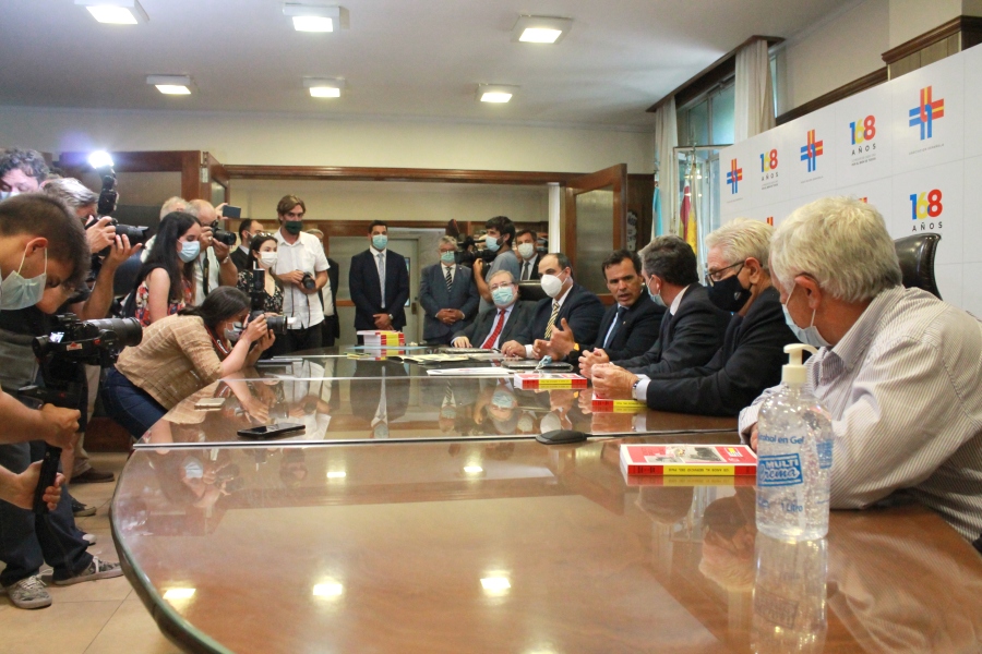 Mesa de autoridades y prensa presente en el acto
