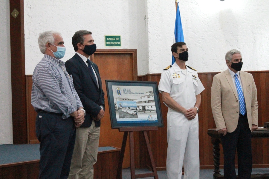 Autoridades de Correo Uruguayo y Escuela Naval