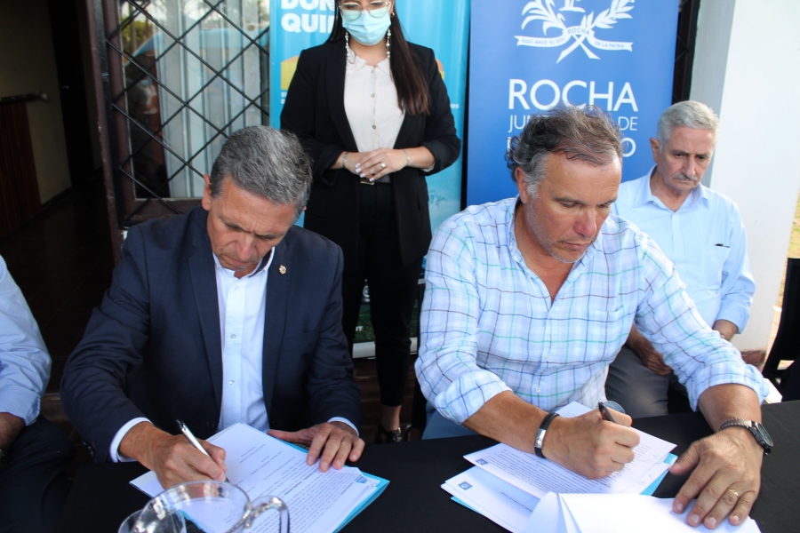 Presidente de Correo Uruguayo e Intendente de Rocha firman el acuerdo