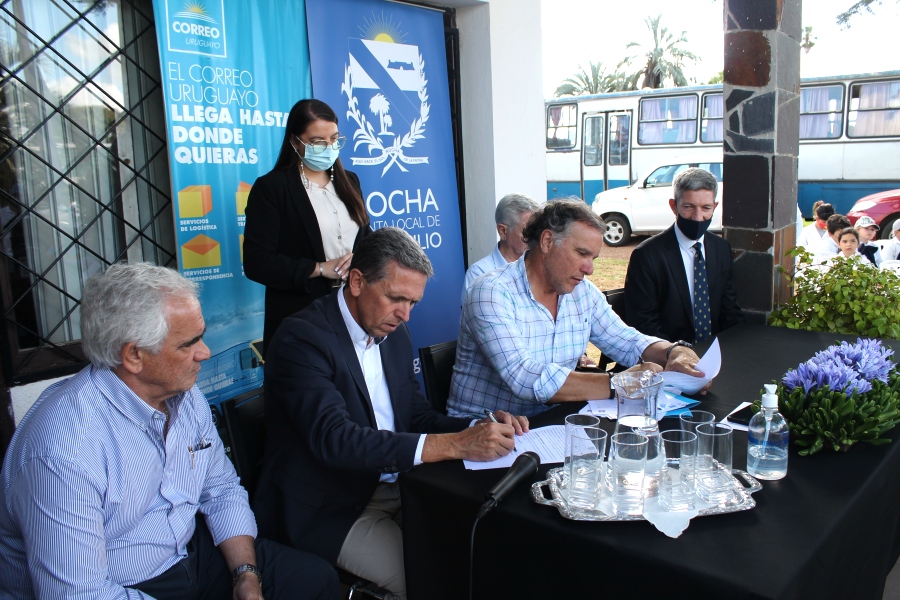 Presidente de Correo Uruguayo e Intendente de Rocha firman el acuerdo
