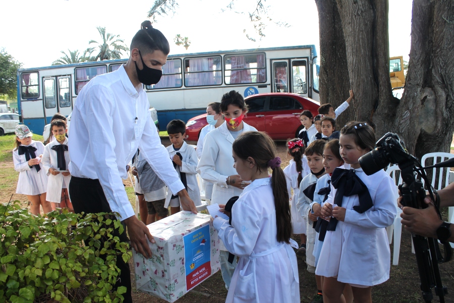 Escolares depositan en un buzón sus cartas para Papá Noel y los Reyes