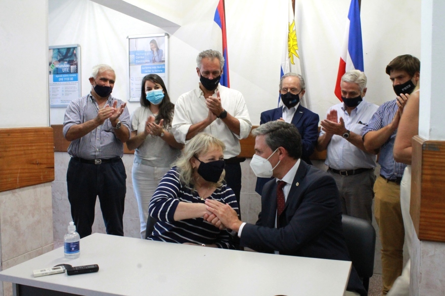 Los presidentes de UTE y Correo Uruguayo durante la firma del convenio.