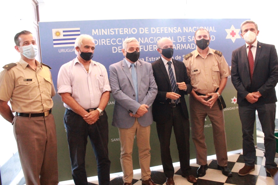 Autoridades presentes en el convenio con SSFFAA