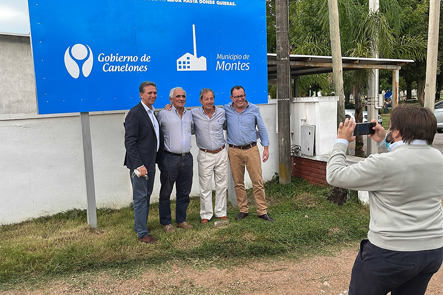 Autoridades junto al cartel del Centro de Cercanía