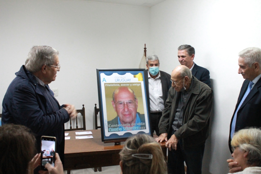 El Sr. Claudio Schaeffer junto a la reproducción del sello personalizado con motivo de sus 100 años de vida