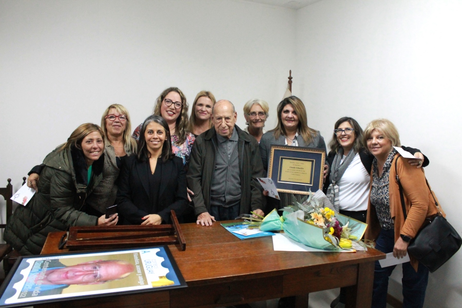 Sr. Claudio Schaeffer junto a familiares y funcionarios de Correo Uruguayo.