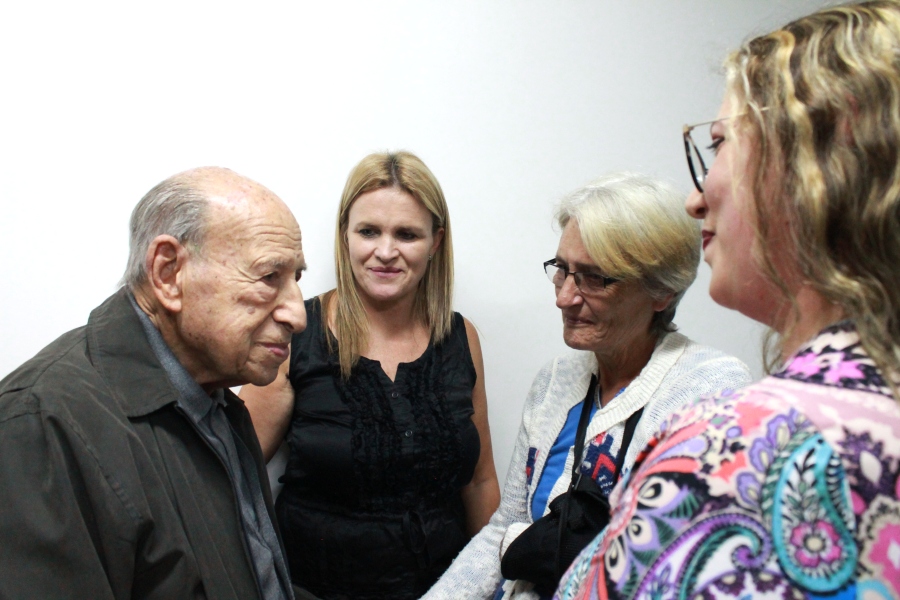 Sr. Claudio Schaeffer junto a funcionarias de Correo Uruguayo.