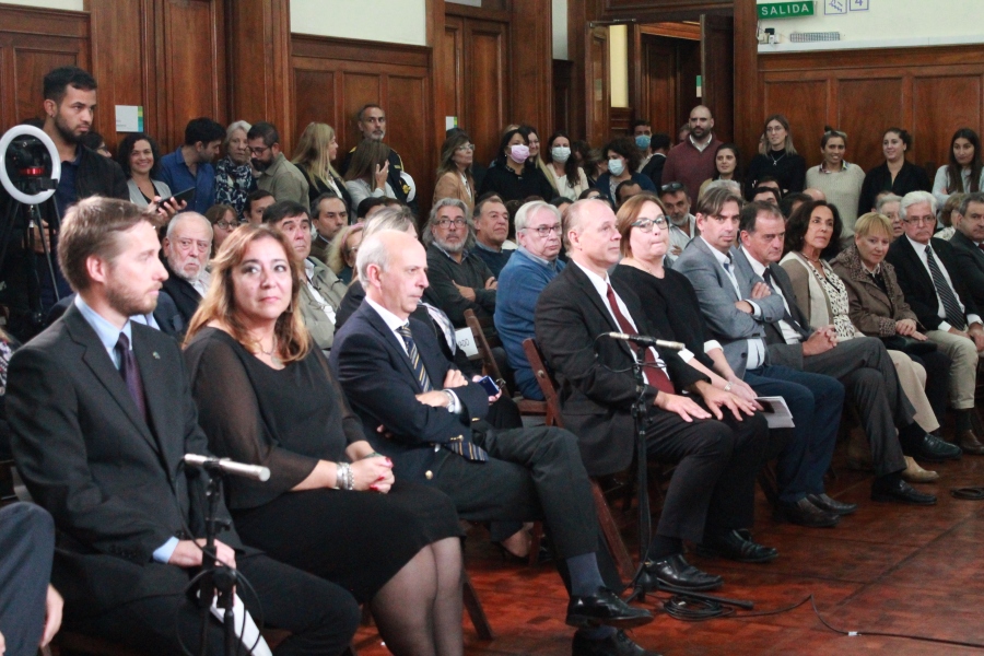 Autoridades y público presente