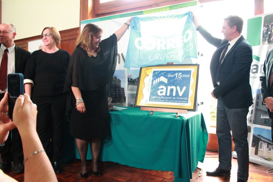 Presidente de Correo Uruguayo y Ministra de Vivienda descubren reproducción del sello personalizado