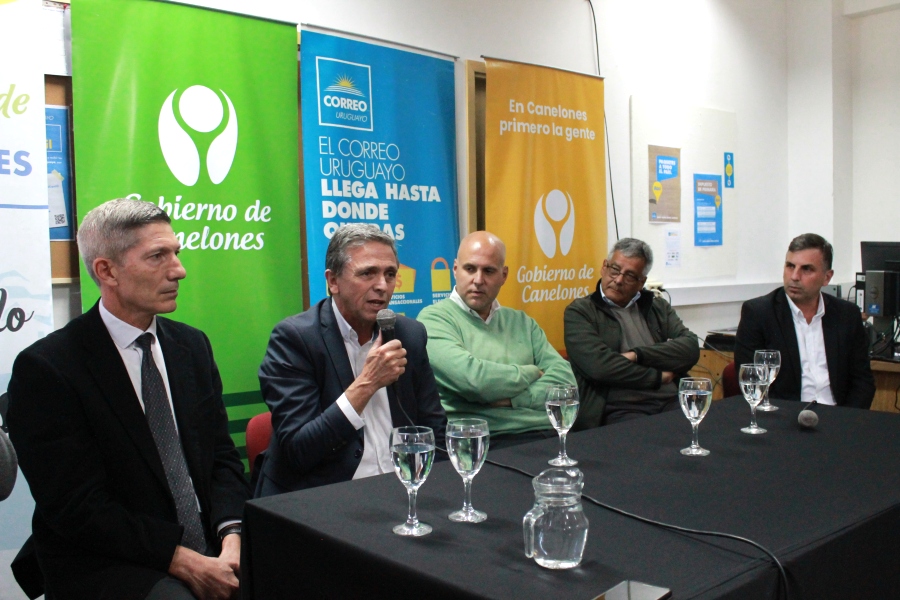 Mesa de autoridades que participaron del acto