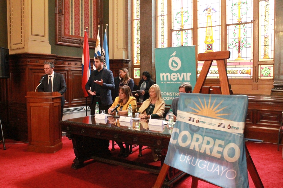 Presidente de Correo Uruguayo, Cnel. (R) Rafael Navarrine