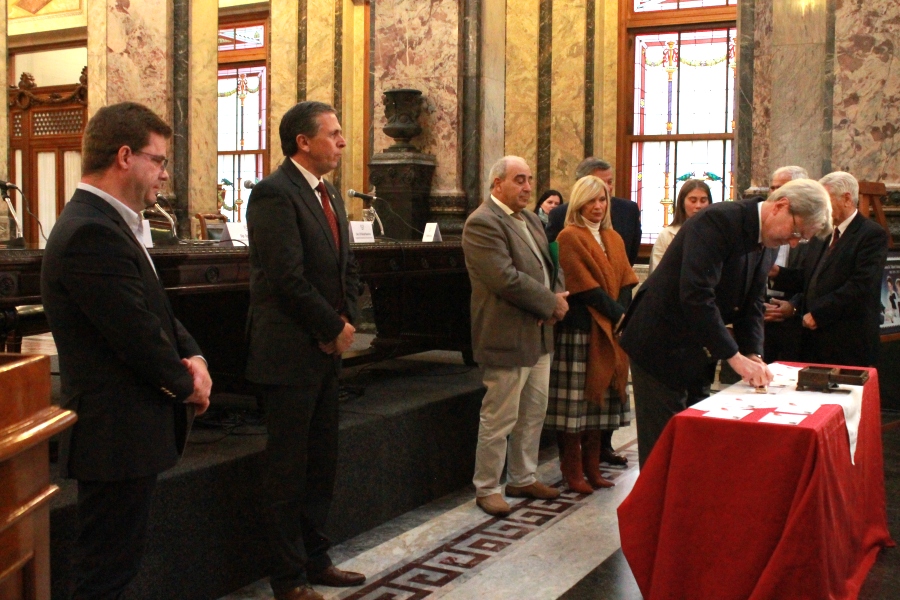 Diputado Ope Pasquet matasellando