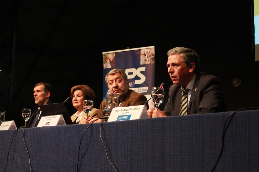 Presidente de Correo Uruguayo junto a autoridades