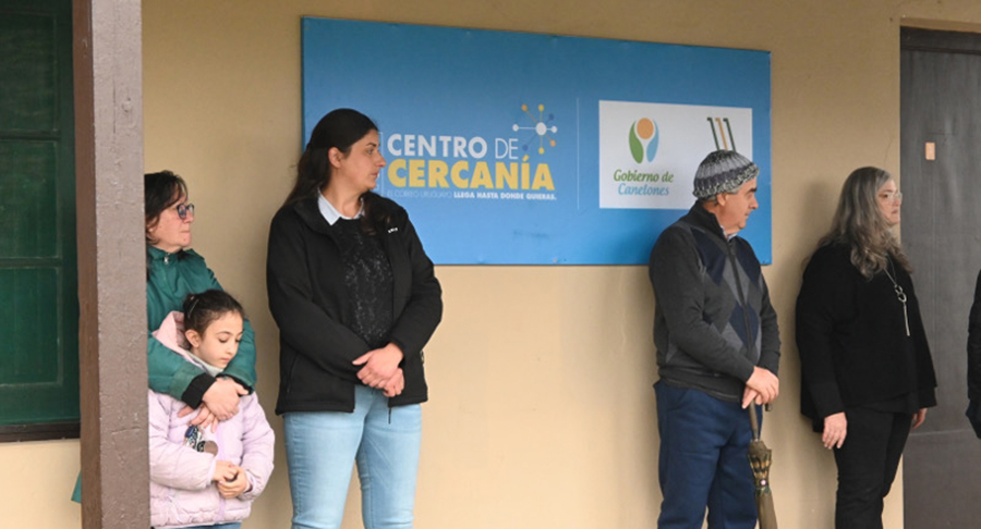 Vecinos de la localidad en la entrada del local