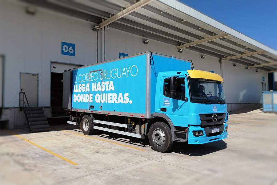 Camión de Correo Uruguayo en el exterior de la Planta