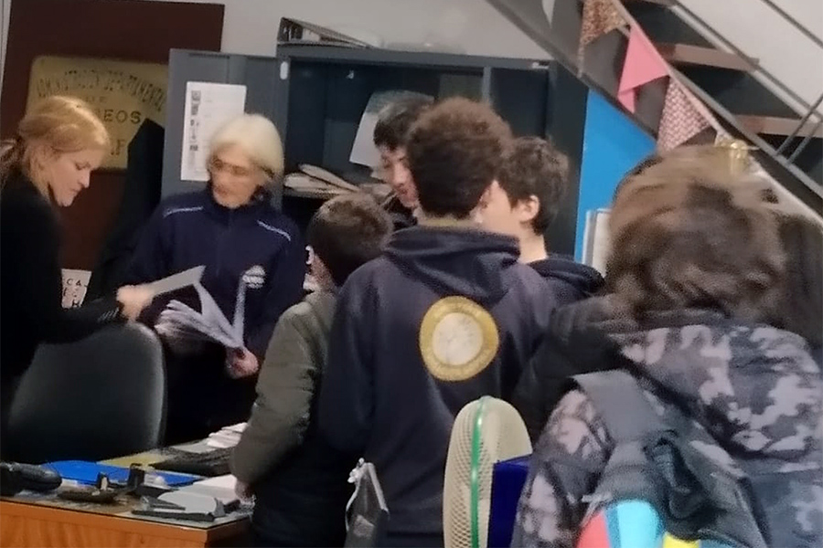 Estudiantes en oficina de Filatelia Ventas