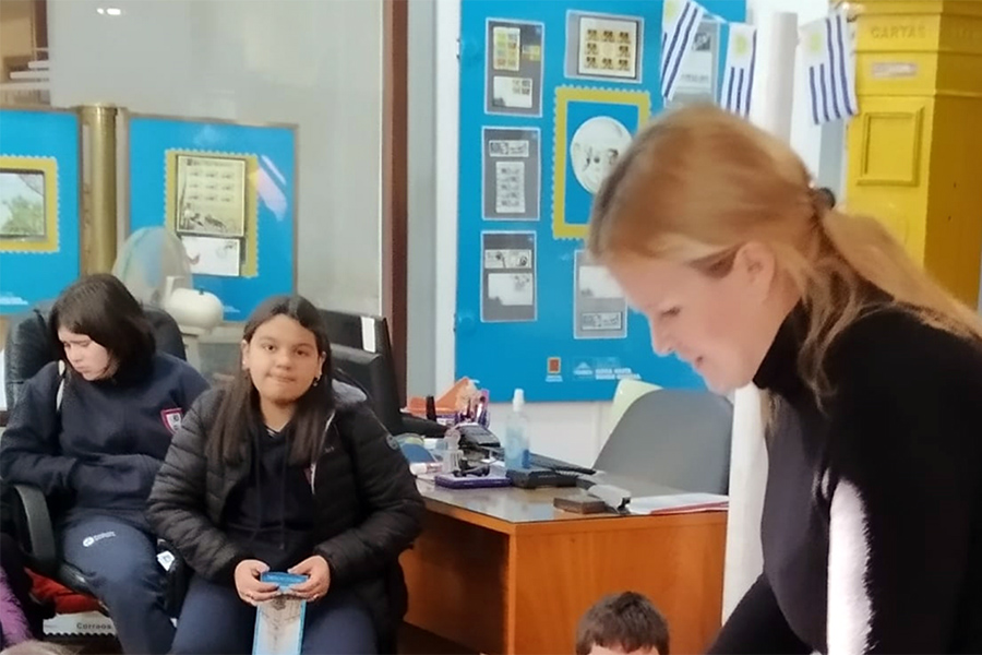 Estudiantes en oficina de Filatelia Ventas