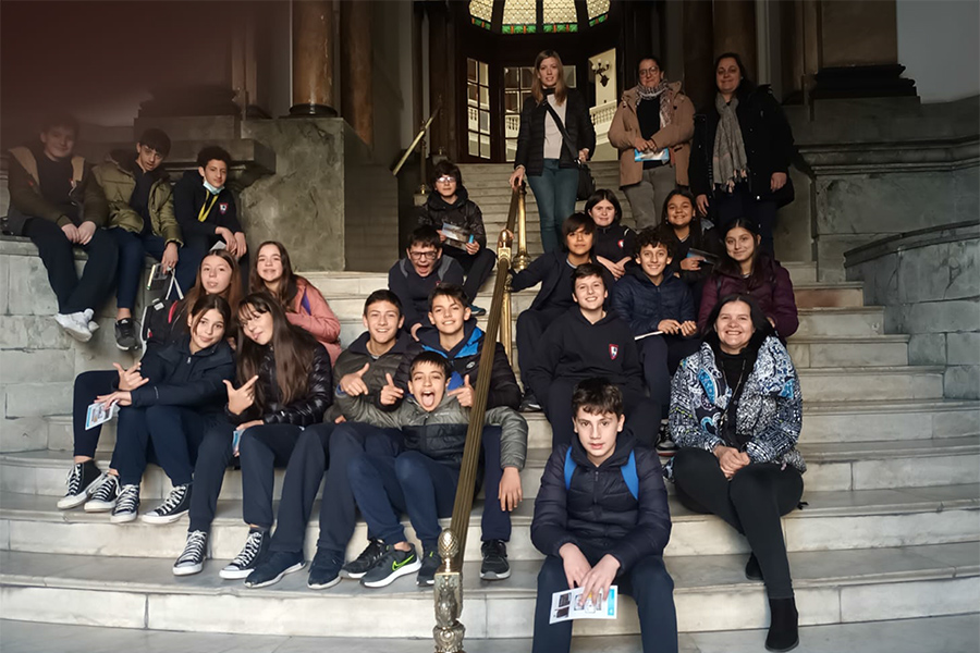 Liceales y profesoras en la escalinata de Casa Central
