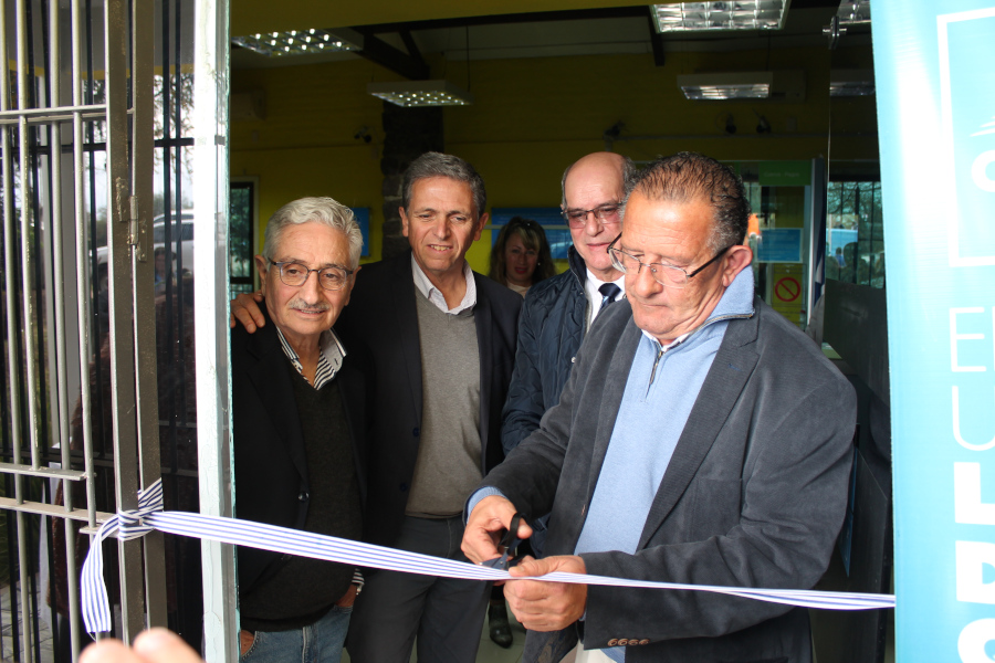 Autoridades realizan el corte de cinta protocolar
