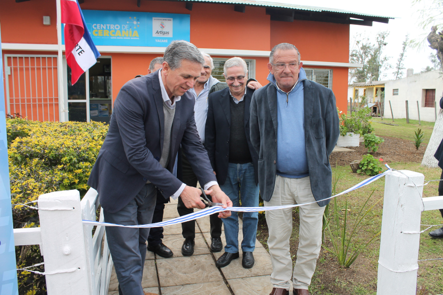 Autoridades realizan el corte de cinta en Yacaré