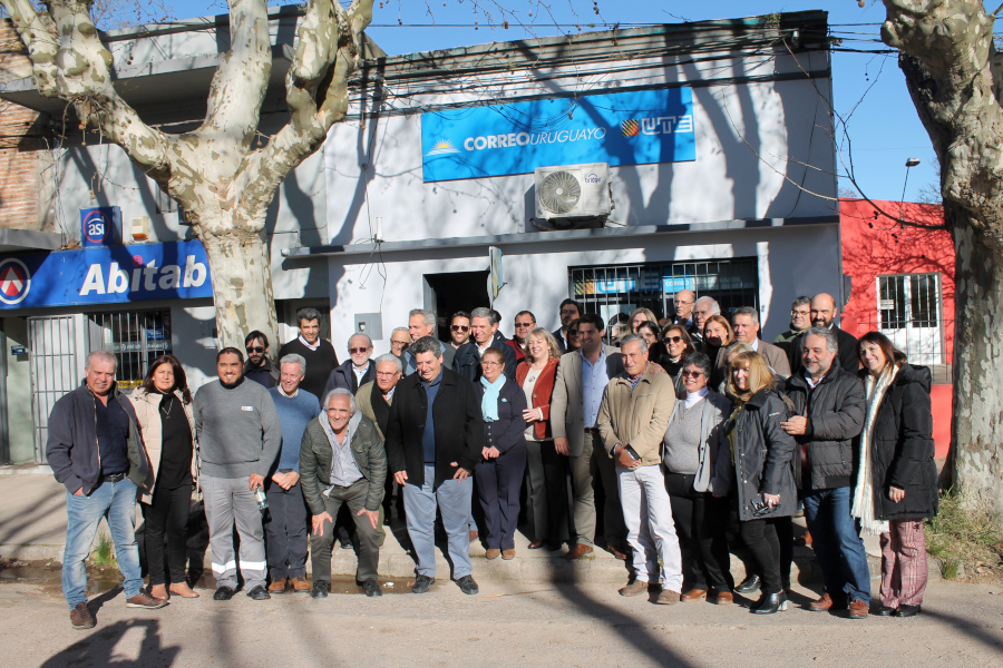Autoridades de Correo Uruguayo y UTE en el exterior de local