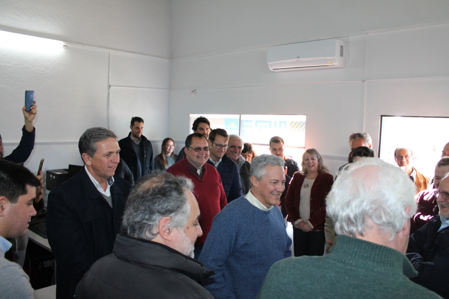 Autoridades de Correo Uruguayo y UTE dentro del local