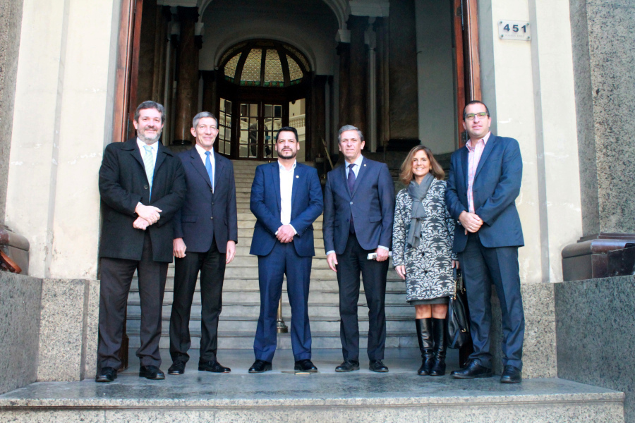 Autoridades en la puerta principal de Casa Central de Correo Uruguayo