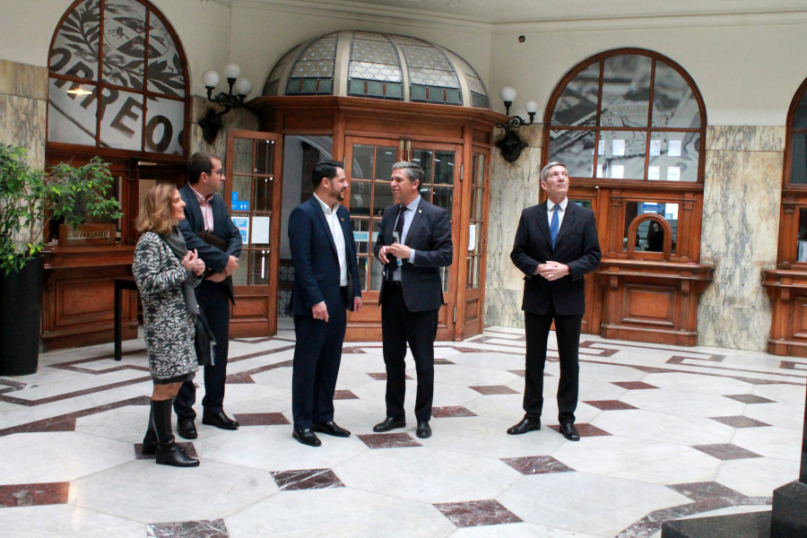 Autoridades en el hall de Casa Central de Correo Uruguayo