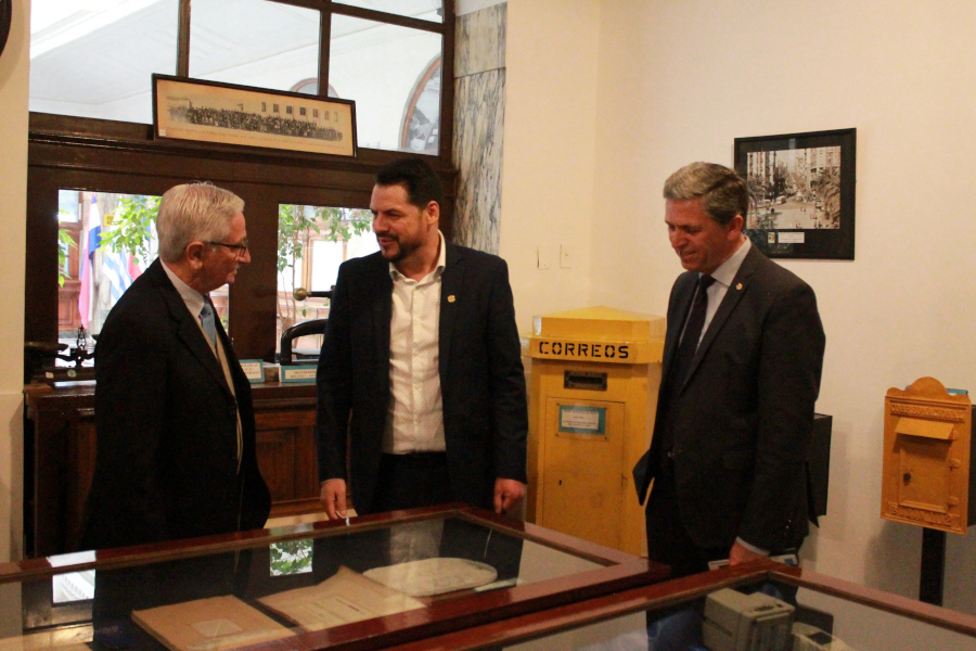 Autoridades en el Museo Postal