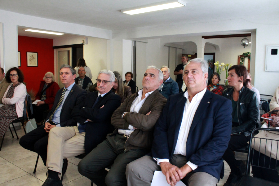 Autoridades de Correo Uruguayo y Federación de Instituciones Vascas del Uruguay