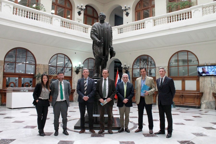 Autoridades de Correo Uruguayo y AIN en el hall del Correo Central