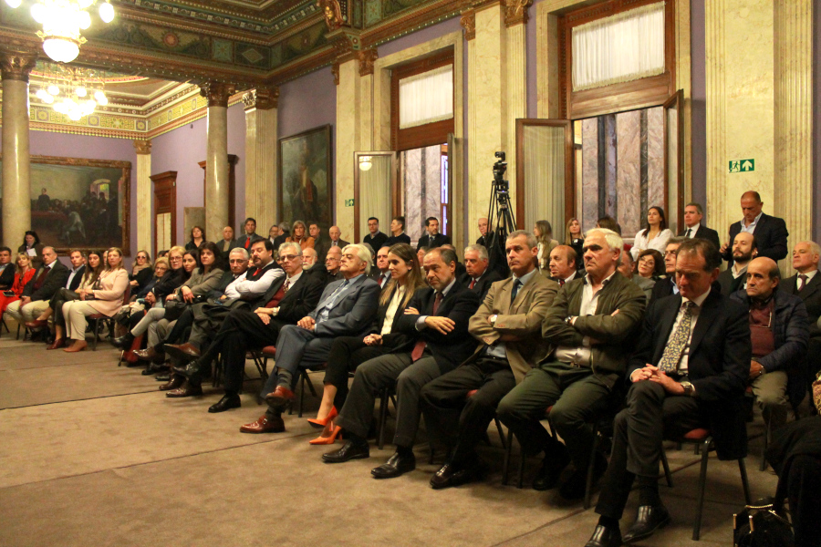 Autoridades y público asistente al acto