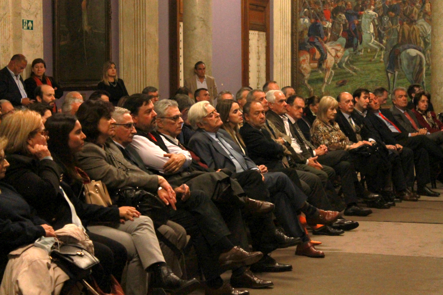 Autoridades y público asistente al acto