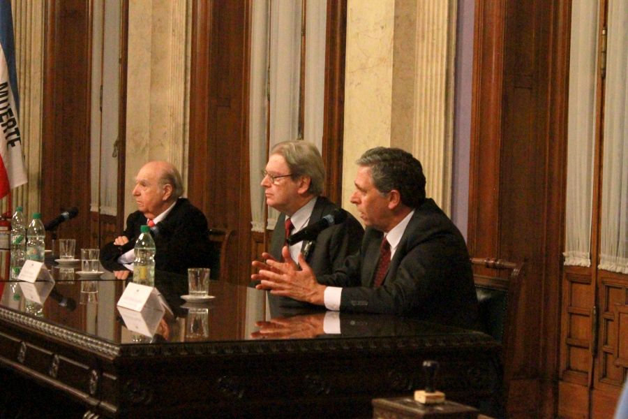 Presidente de Correo Uruguayo haciendo uso de la palabra