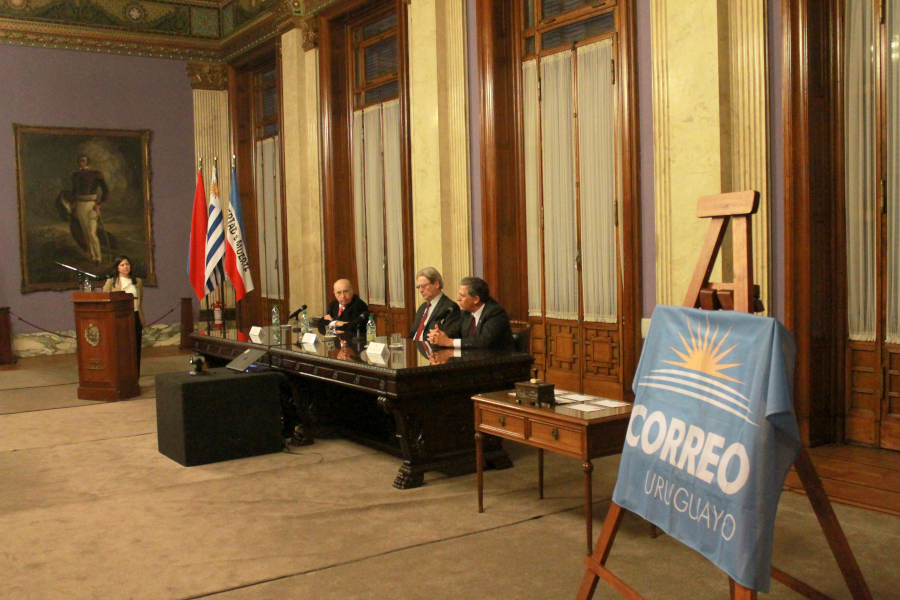 Presidente de Correo Uruguayo haciendo uso de la palabra