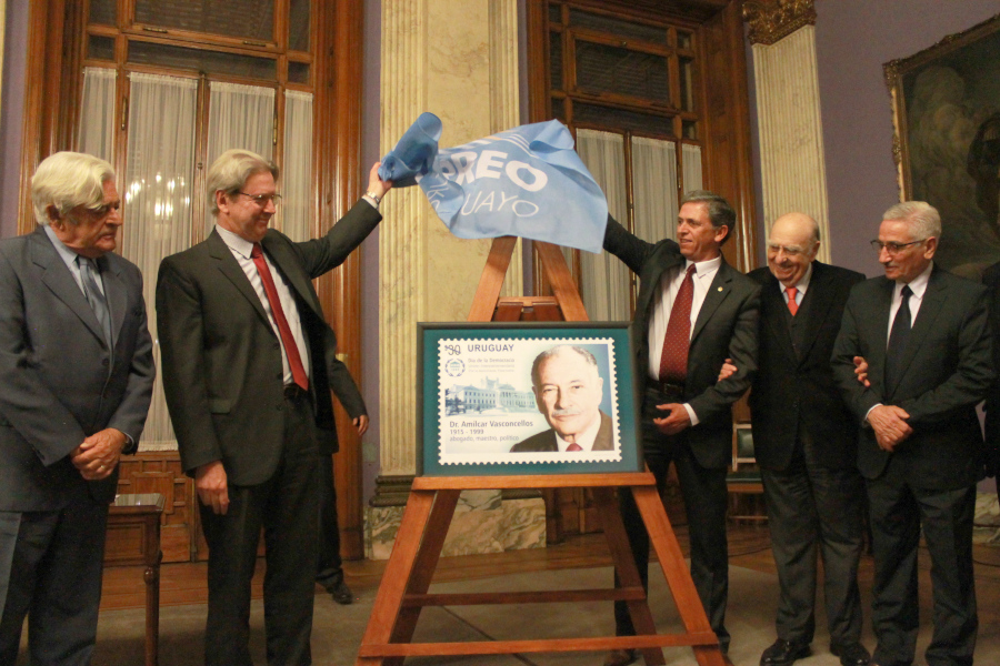 Autoridades descubren la reproducción del sello conmemorativo