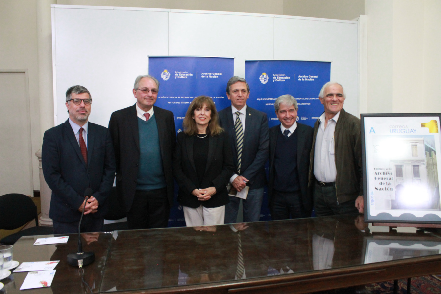 Autoridades de Correo Uruguayo, MEC, AGN y Blblioteca Nacional