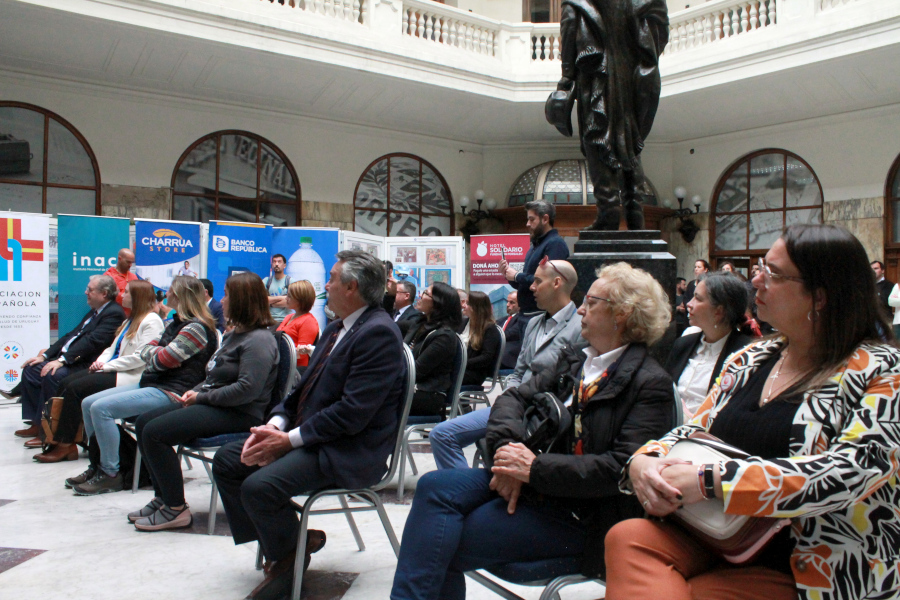 Público y autoridades presentes en el acto