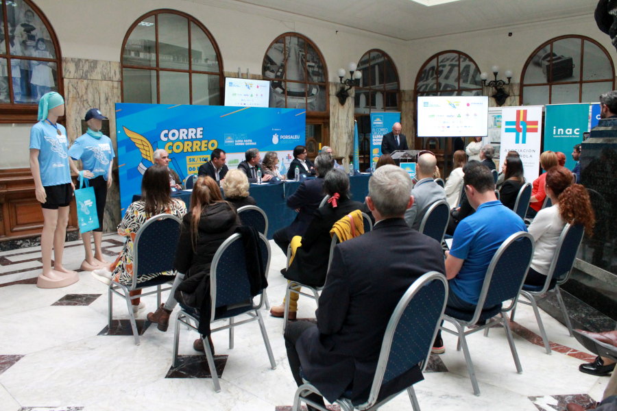 Público presente y mesa de autoridades