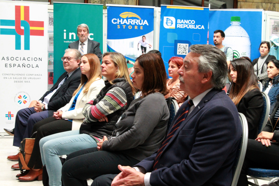 Público y autoridades presentes en el acto