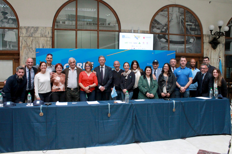 Autoridades de Correo Uruguayo y funcionarios integrantes del staff organizador