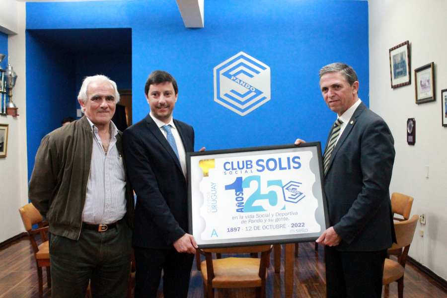 Miembros del Directorio de Correo Uruguayo junto al Presidente del Club Social Solís