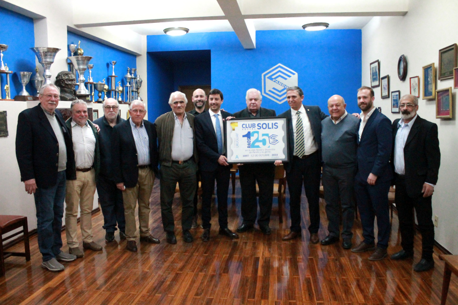 Autoridades de Correo Uruguayo y Club Social Solís junto a socios del club
