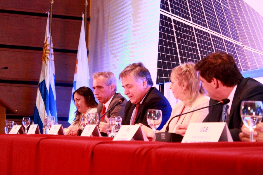 Ministro de Industria haciendo uso de la palabra